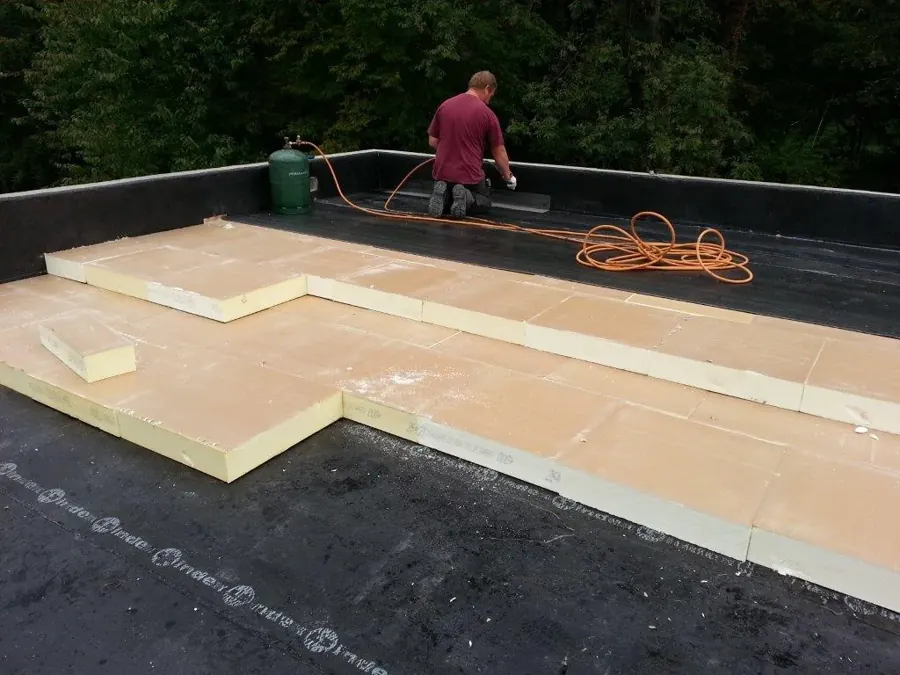 Isolation de toiture-terrasse en cours de pose