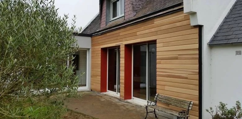 Maison individuelle avec ITE bardage ventil&eacute; bois
