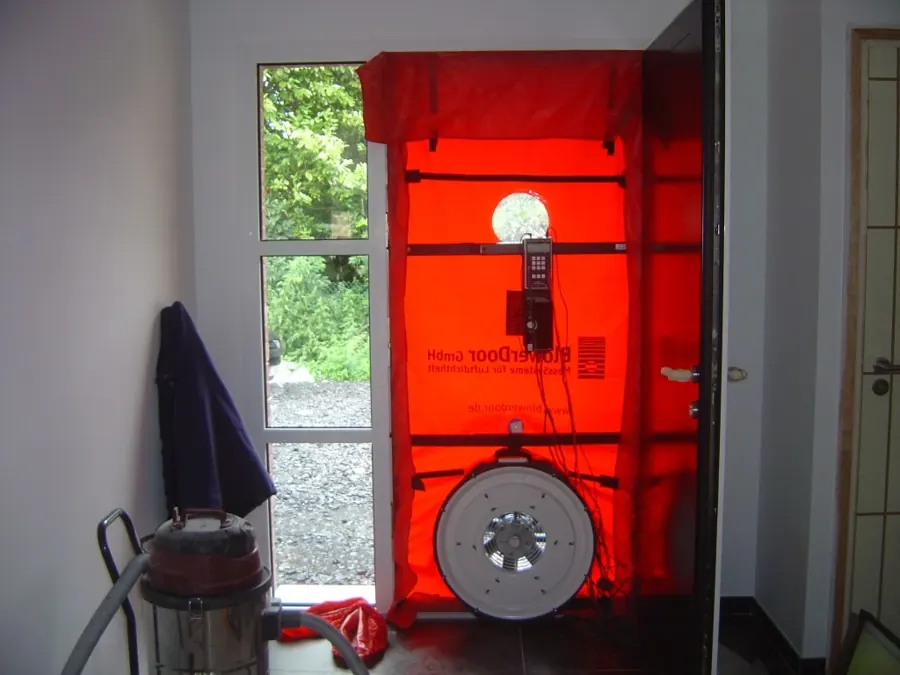Porte soufflante (blower door) install&eacute;e pour un test d'infiltrom&eacute;trie